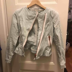  - Ostrucken Carin Wester jacka/kavaj. Passar en XS - S Har lite svårt att stänga den. Använd men i väldigt gott skick 