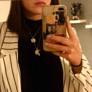  - Väldigt fin blazer köpt i Spanien på stradivarius, använd 1 gång tyvärr så den är i nyskick! Inget fel på den alls! 🤩 