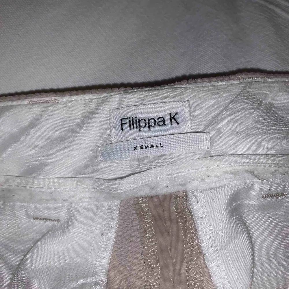 Manchesterbyxor från Filippa K i färgen beige. Stora i storleken passar 36:a. Köptes för 1800 kr.. Jeans & Byxor.