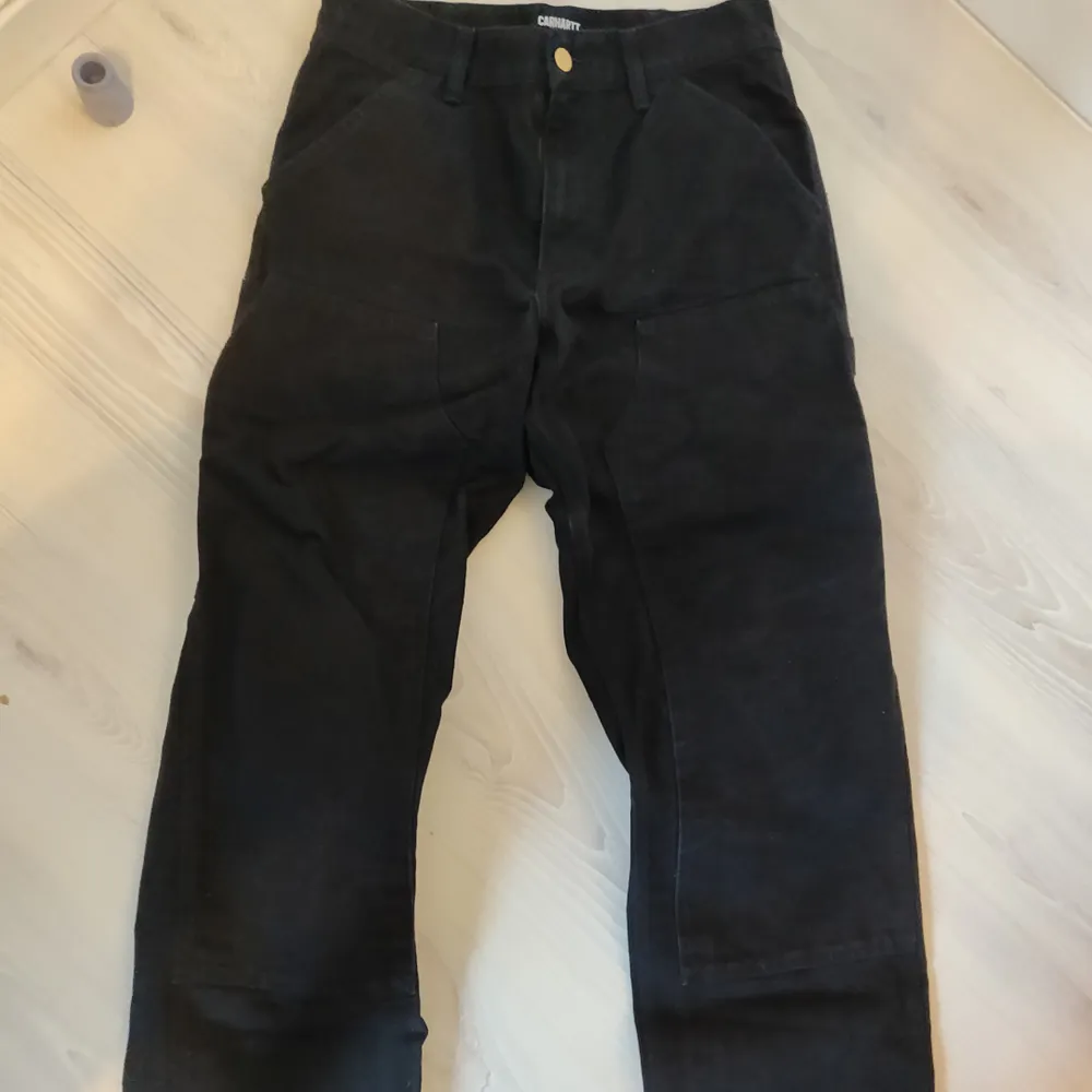 Carharrt WiP svarta double knee pants 26x32 använt lite grann  Mötas upp i Norrköping eller köparen står för frakten . Jeans & Byxor.