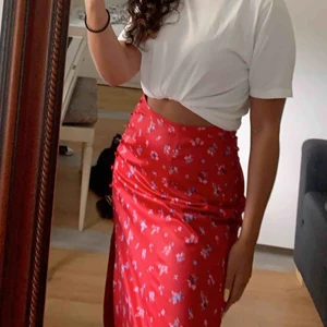  - så fin kjol köpt i somras i Italien. Den hade knappar på sidan som jag tog bort, finns små märken kvar (bild 3) men de syns väldigt otydligt. Köpare står för frakt ✨