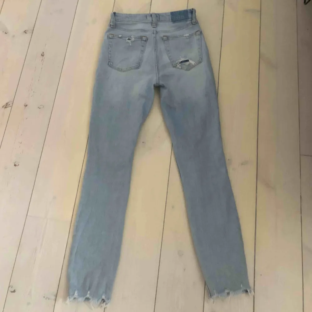  ljusblåa jeans med slitningar. Säljer för de inte är min stil längre . Jeans & Byxor.