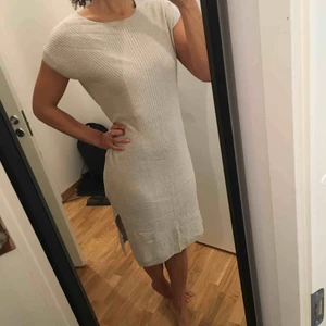  - Super mjuk och skön klänning i stickad viskos och lin. Slitsar i sidorna. Oanvänd. Märke Massimo dutti 500kr nypris 🌸