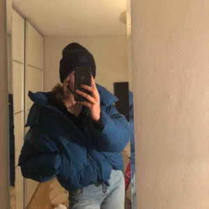  - Blå pufferjacket från Urban outfitters i S/M , väldigt bra skick, köpt för 1000kr 💕