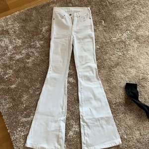 Dr.Denim vita utsvängda jeans - Vita bootcut från Dr Denim, använda fåtal gånger, storlek S längd 34(den längsta)