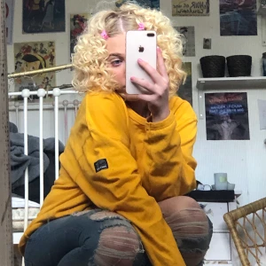 Jätte mysig gul sweatshirt - jätte fin gul sweatshirt som aldrig kommer till användning, står M men skulle säga L <3 köpare står för frakt