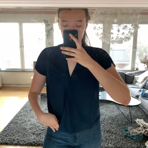 Blus från Bondelid - Superfin sommarblus från Bondelid. Finns en knapp ifall man vill. Går också att knäppa upp och ha en fin BH under. 