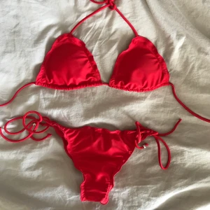 Nelly bikini - En väldigt fin bikini från Nelly. Överdelen är i storlek M och underdelen är en storlek S! Överdelen är använd vid ett tillfälle och underdelen är endast testad pga ej passade mig. Frakt tillkommer på 20kr❤️