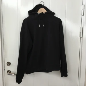 Hoodie - Svart superskön hoodie med luva och lite högre krage, finns även i vit & navy🖤🤍💙