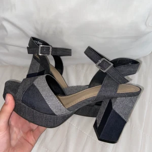 Grå klackar - Ett par grå klackar i strl 38. De är i två olika nyanser från VOX. Säljer bara för att de inte kommer till användning! Jättebra kvalitet! 