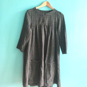 Klänning vintage-stil retro xs-s - Superfin klänning. Köpt på second hand med bortklippt lapp- vet alltså inte vilket märke. Den är i mycket gott skick. Har fickor. 