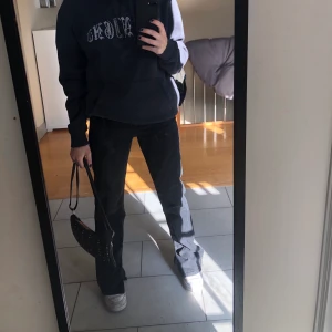 Svarta pull&bear jeans med slits - Sjukt snygga pull&bear jeans som aldrig är använda (prislapp sitter kvar). Riktigt coola å väldigt sköna🖤🖤🖤