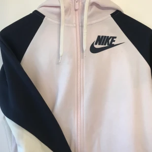 Nike - Bra skick. Färg: ljusrosa, vit & marinblå. Nypris 400-500kr.