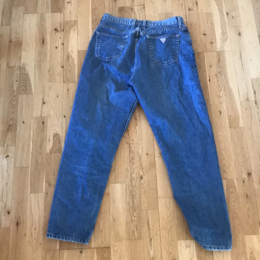 Snygga, lite baggy, vintage guess jeans köpta på humana i jättefint skick. Stora i storleken. Jag möts på Södermalm eller fraktar. Skriv för fler bilder. Jeans & Byxor.