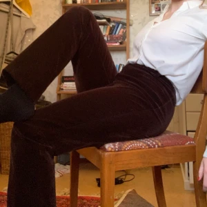 byxor - mörkbruna, tunna byxor. Väldigt bekväma :)