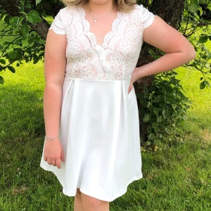 Klänning - Spetsklänning från Bubbelroom i storlek 42!🌻 200kr plus frakt som köparen står för! Sport-bh under på bilden, hör inte till klänningen!) 