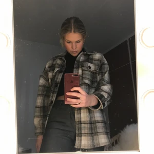 Schacket jacket - En skön höst jacka med fin passform. Köparen står för frakten!