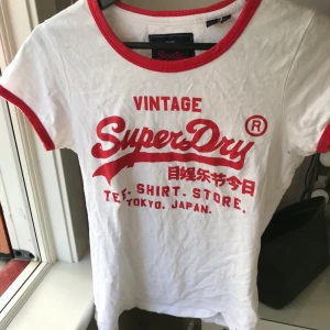 Tröja - Jätte fin t-shirt har inte kommit till användning bara. Frakt ingår i priset🥰