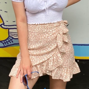 Fin wrap kjol men blommor - (Budgivning) En ”låtsas” wrap kjol (har dragkedja) som är såååå fin! Den är mera åt babyrosa hållet men det visas inte så bra på bild. Har bara använt den 1 gång men passar tyvärr inte längre :/ passar också en större M. Bud ligger på 75+22kr frakt 