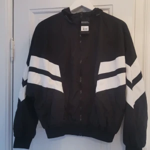 Jacka med huva  -  Jacka från Urban classics. Aldrig använd, lappar kvar. Säljer den pga fel storlek. Nypris 500kr.