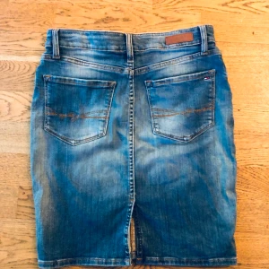 Tommy Hilfiger kjol  - Jeanskjol från Tommy Hilfiger. Storlek XS men väldigt mycket stretch så passar även S. Mycket gott skick. Frakt 44 kr. #kjol #tommyhilfiger 