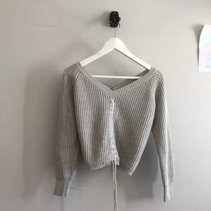 Säljer denna jättefina gråa stickade tröjan med justerbar framsida (???) från shein, för liten för mig nu tyvärt 😔