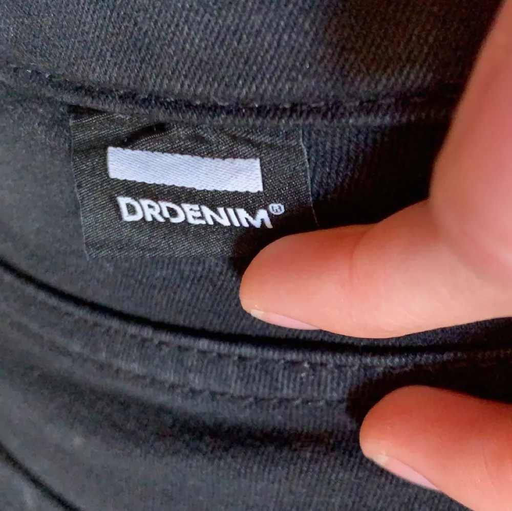 Svarta bootcut jeans från DrDenim i storleken S men passar M bra med efter som de är stretchiga. Buda!!. Jeans & Byxor.