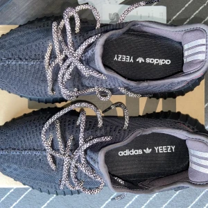 Yeezy boost 350 v2 triple black - Tja!! Säljer dessa yeezys (non-reflective) i topp skick, 9+/10. Storlek 44 eller US10, kvitto, box och tags medföljer. Värderas ca 370$ på StockX. Kan mötas i Sthlm eller frakta på bekostnad. Tveka inte på att höra av dig vid frågor🥰