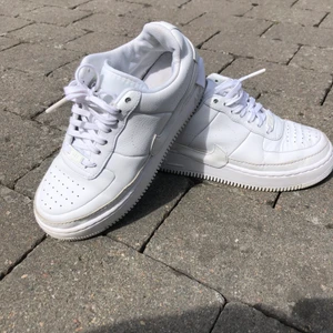 Nike AF1 jester vita - Ett år gamla Nike air force jester!!!! Jättebra skick, bara använda som cheerleadingskor så inte flitigt använda detta året:/ mamma satte dom i tvättmaskinen där de krympte så skulle påstå att de är storlek 38 ist för 39😅 buda för priset!☺️ 