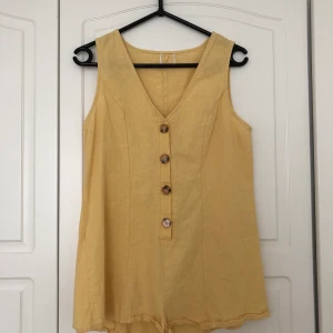 Gul jumpsuit  - Söt gul jumpsuit som är köpt second hand på betong retro, var tyvärr för kort på mig! Frakt ingår i priset! 