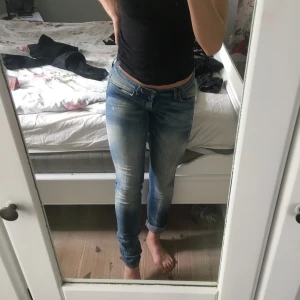 Blåa jeans - Lite stor i längden men går jätte bra att vika upp!
