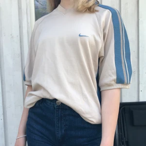 Nike tshirt - Säljer denna jättefina beiga Nike tshirt då den ej kommer till användning längre. Strl M men passar de flesta storlekar, själv är jag xs/s i tröjor