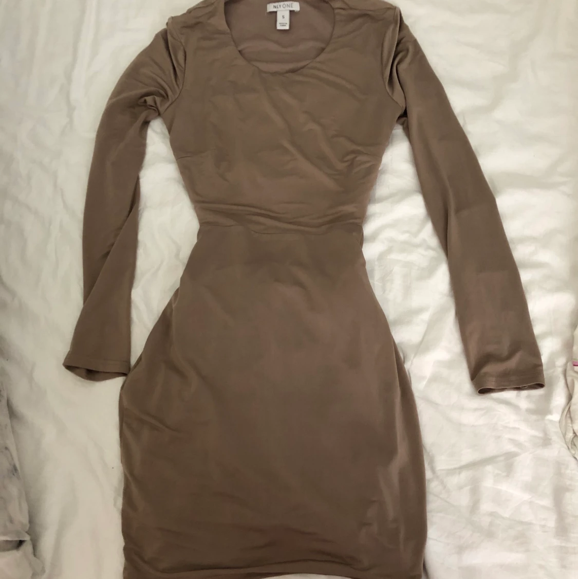 Klänning med öppen rygg