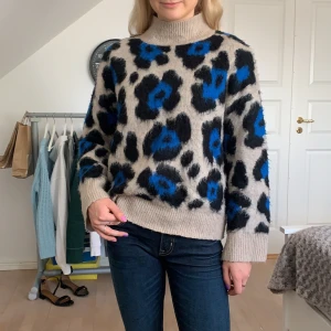 Stickad leopard tröja - Stickad leopard tröja från Gina Tricot. Bra kvalle och fett fin :) 