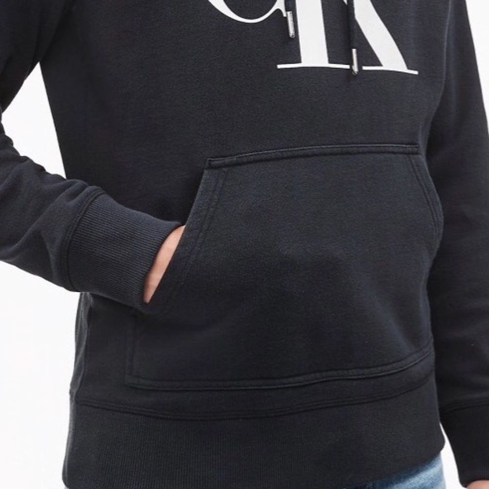 Calvin Klein hoodie i en gråsvart färg (se andra bilden). Storleken är S men tycker den sitter mer som en XS. Använd cirka 10 gånger men är hel och ren. Frakt tillkommer 📦. Huvtröjor & Träningströjor.