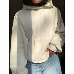  - Kräm-vit hoodie. Köpt på Bershka i Barcelona för ett par månader sen men knappt använd och säljes därför. 