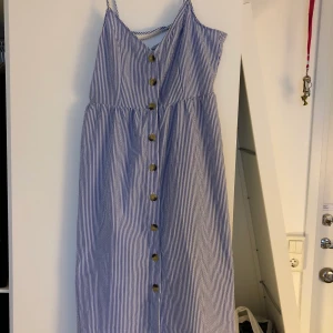 Sommarklänning - Strl 38. Använd en gång. 