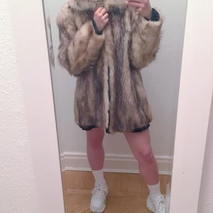 Äkta vintage pälsjacka  - Oversize pälsjacka🥂 Fick den av mammas kompis som ärvt den av sin svärmor. Fodret är ganska slitet och jackan har ett hål i ena armhålan som behöver lagas. Supervarm och elegant❤️ Möts upp i Trelleborg eller Malmö då den är för tung för frakt⭐️