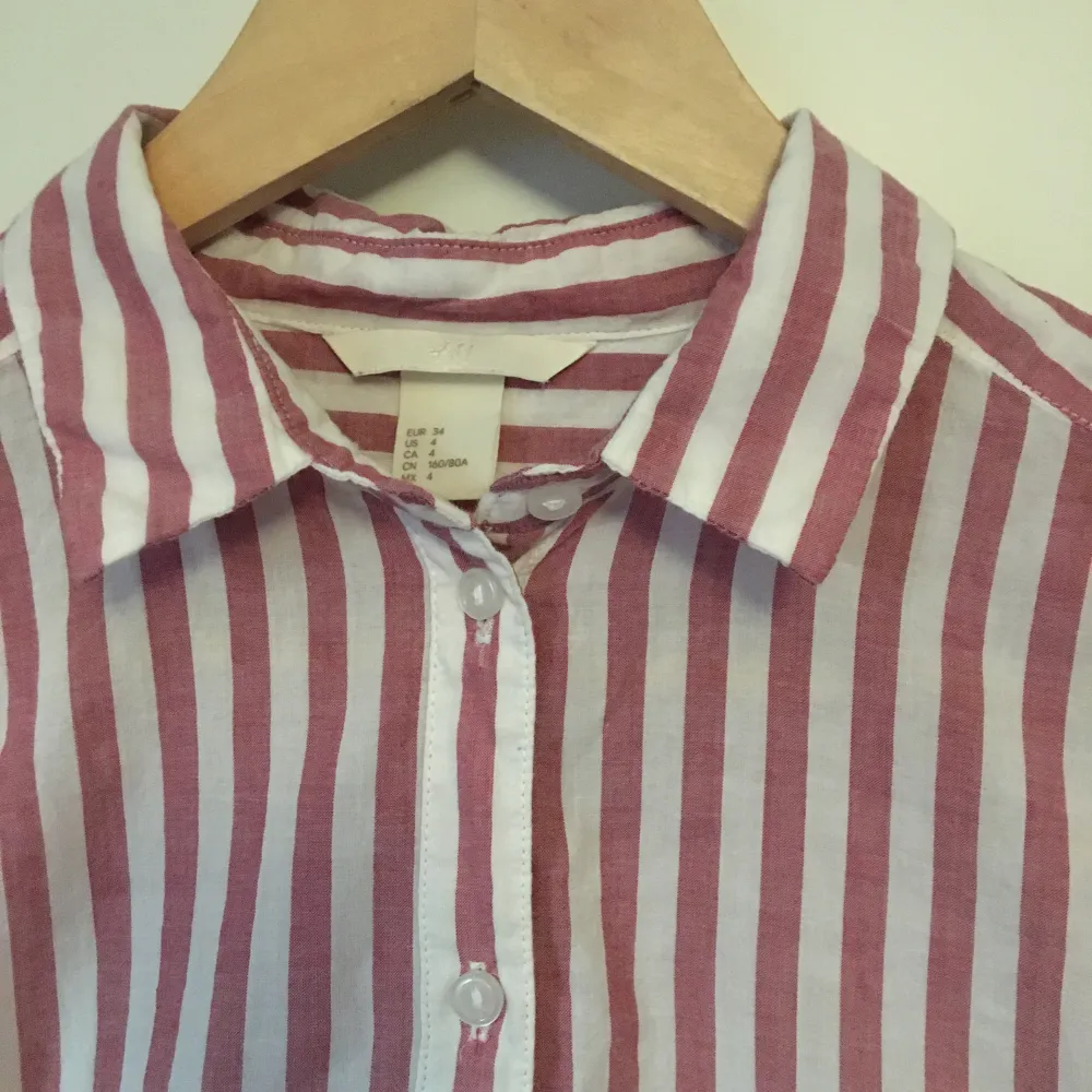 Randig skjorta från H&M. Stl 34. Gott skick, knappt använd. Frakt betalas av köparen.. Skjortor.