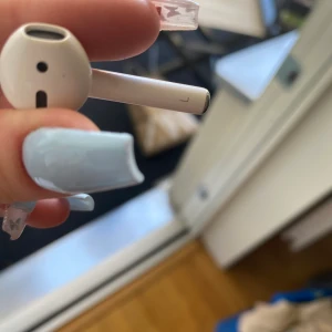 Left Airpod - Tänkte att ifall någon hade tappat bort sin Vänstra airpod så kan ni köpa min då jag tappat bort andra och köpt nya airpods!  Frakt ingår i priset!