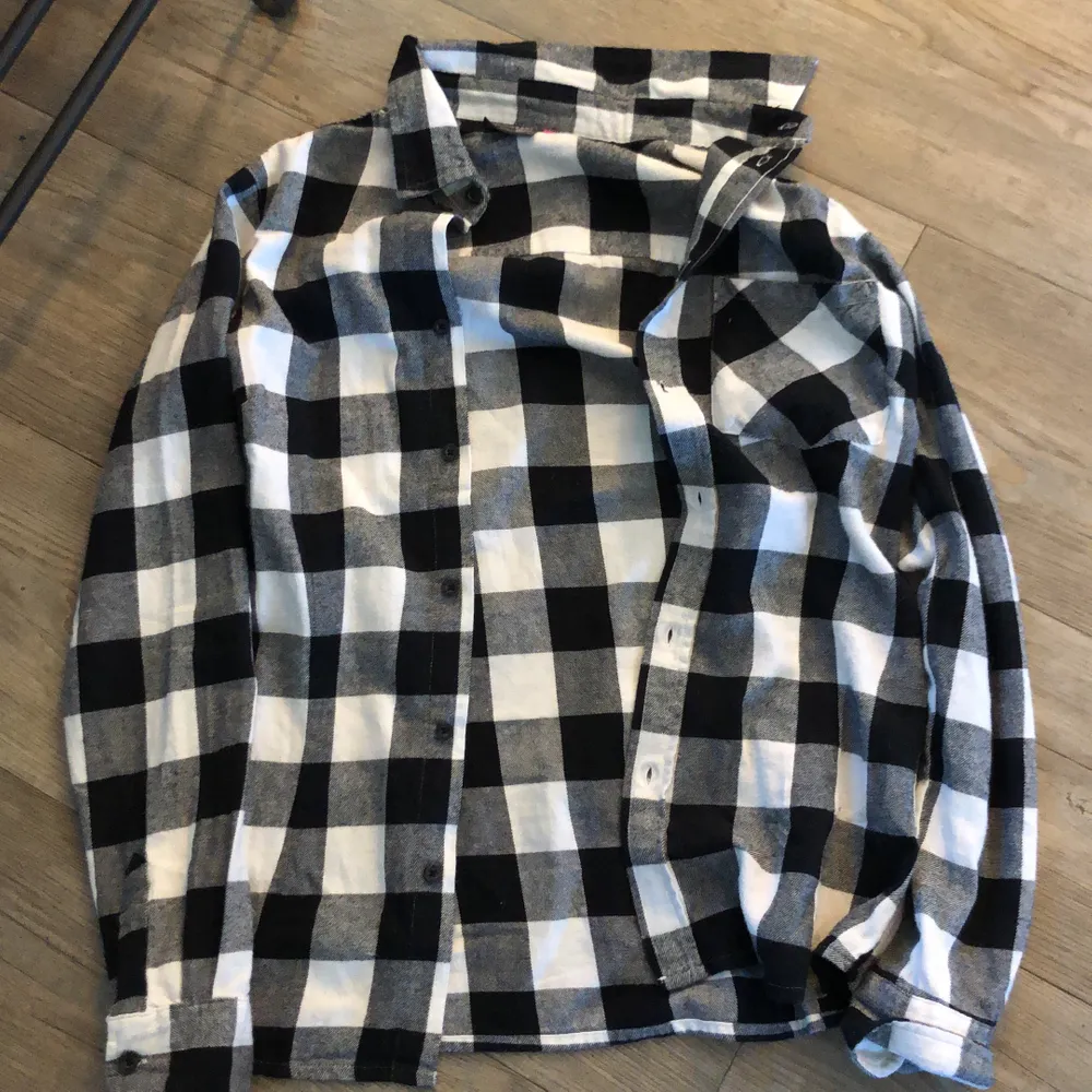 Fin flanellskjorta i mycket bra skick, aldrig använd! Köpte den för en månad sedan men tyckte inte om den så den har bara legat i garderoben. 80kr + frakt som köparen står för!. Skjortor.