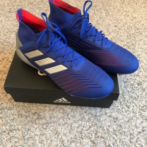 Adidas fotbollsskor  - Helt nya fotbollsskor från Adidas, aldrig använda. modell: Predator 19.1 FG. Köpare betalar för frakt, möts annars upp i Stockholm, söder. 