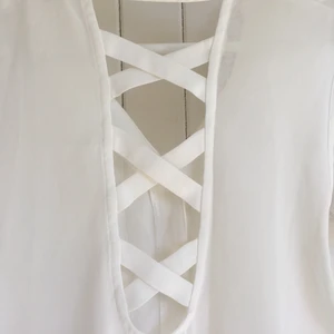 Linne/topp med öppet i rygg - Vit topp med öppet i rygg