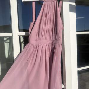 Rosa klänning med öppen rygg och strass. Storlek 34 
