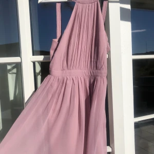 Klänning från Nelly - Rosa klänning med öppen rygg och strass. Storlek 34 