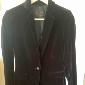  - Klassisk sammetskavaj från Massimo Dutti. Använd ett fåtal gånger, så bra kvalité och i gott skick. Säljer den då den tyvärr är för liten. Kan skicka den eller mötas upp i Stockholm 🖤