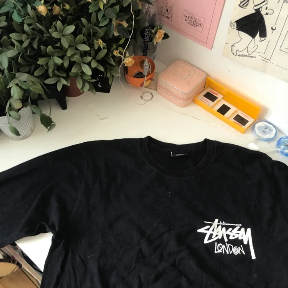 SÅ clean långärmad stussy t-shirt / tröja, köpt i stussy butiken i London för 450kr 💖💖 Storlek M, unisex . T-shirts.