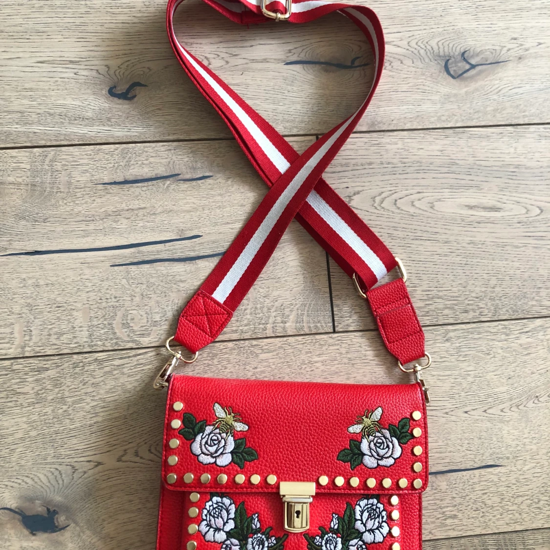 Röd väska med broderade detaljer 