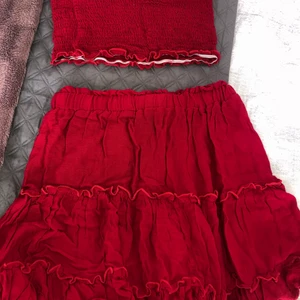 Jättefint set med kjol och topp - Jättefint set med kjol och topp. Stl L men skulle säga att det är mer som en M, aldrig använt . 150 för hela setet + frakt  