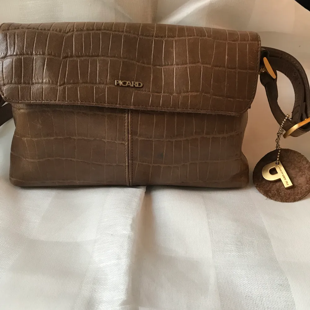 Italian leather bag in good condition. Fits all the items need for an evening out with friends. Can be worn crossbody, shoulder or handbag as the straps are adjustable.. Väskor.